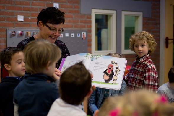 de moeder van de juf leest voor